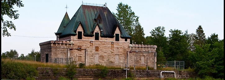 Le château d'eau de Loretteville, édifice de pierre d'aspect médiéval, au bord de la rivière Saint-Charles